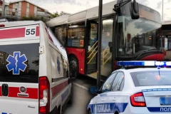 VIŠE POVREĐENIH, MEĐU NJIMA IMA I DECE! Stravična nesreća u Železniku - AUTOBUS NAGLO ZAKAĆIO PA NASTAO UŽAS!