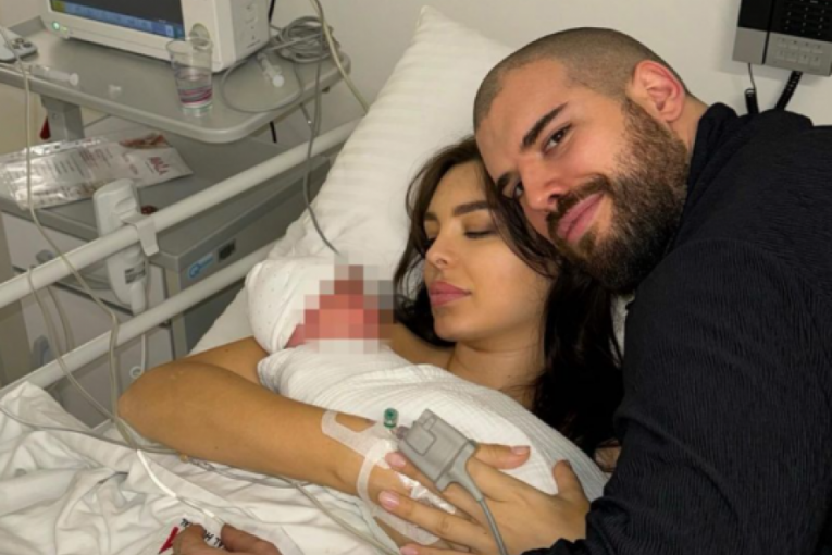 Adam Adaktar sa suprugom i ćerkom