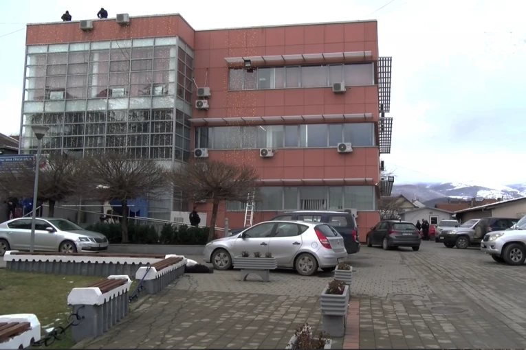 TORTURI NEMA KRAJA! Automobil srpskih tablica u Drenici prekriven zastavom sa obeležjima tzv. OVK!