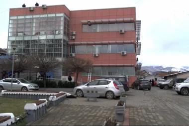 TORTURI NEMA KRAJA! Automobil srpskih tablica u Drenici prekriven zastavom sa obeležjima tzv. OVK!