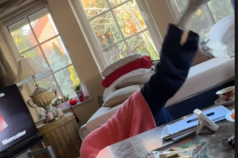 Lepa Brena vežba nogu