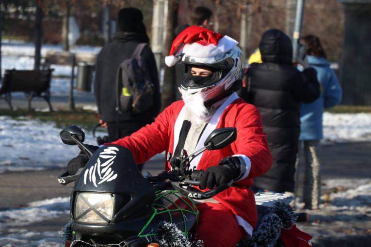 Deda Mrazovi-motoristi podelili paketiće štićenicima doma u Sremčici