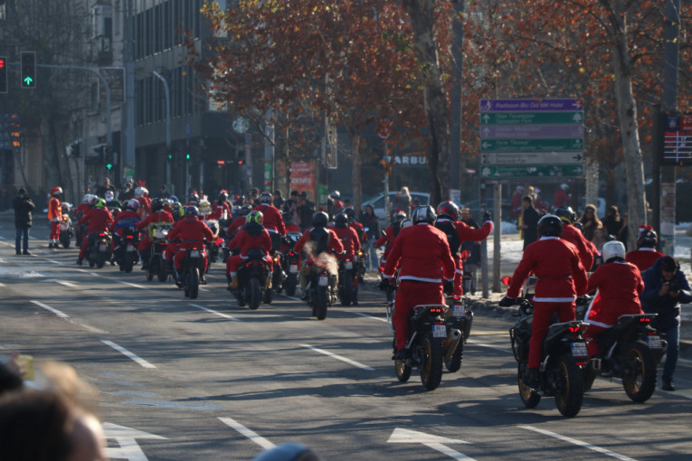 Deda Mrazovi-motoristi podelili paketiće štićenicima doma u Sremčici
