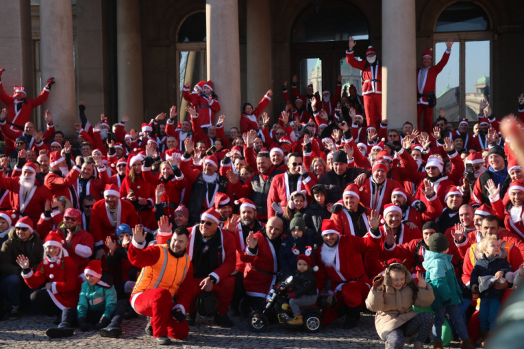 Deda Mrazovi-motoristi podelili paketiće štićenicima doma u Sremčici