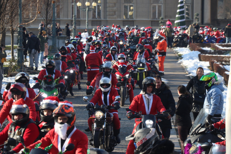 Deda Mrazovi-motoristi podelili paketiće štićenicima doma u Sremčici