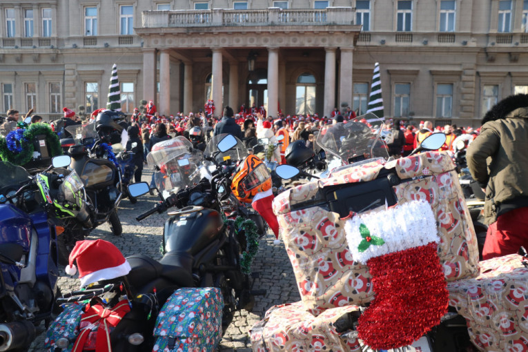 Deda Mrazovi-motoristi podelili paketiće štićenicima doma u Sremčici