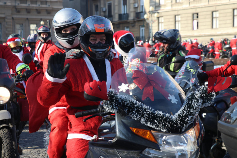 Deda Mrazovi-motoristi podelili paketiće štićenicima doma u Sremčici