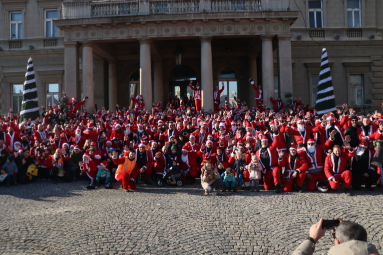 Deda Mrazovi-motoristi podelili paketiće štićenicima doma u Sremčici