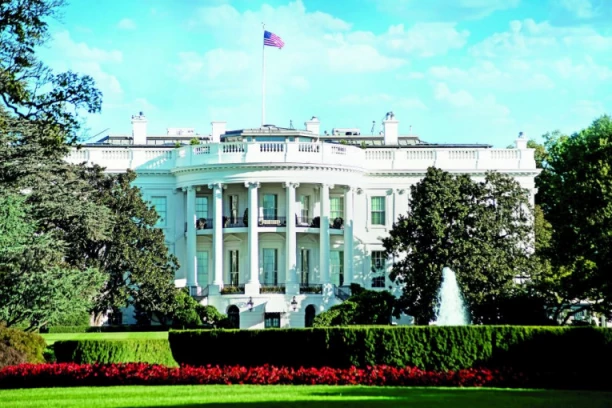 INCIDENT ISPRED BELE KUĆE: Smesta reagovala tajna služba - uhapšena jedna osoba (VIDEO)