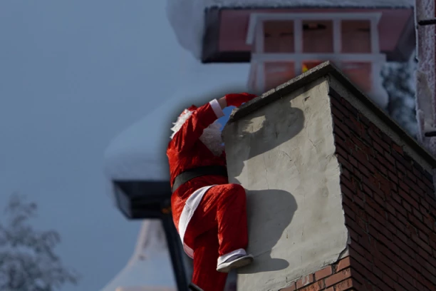 MASKIRAO SE U DEDA MRAZA: Policija uhapsila muškarca na trgu! Pokušao da im pobegne, a onda je pao i di-džej! (VIDEO)