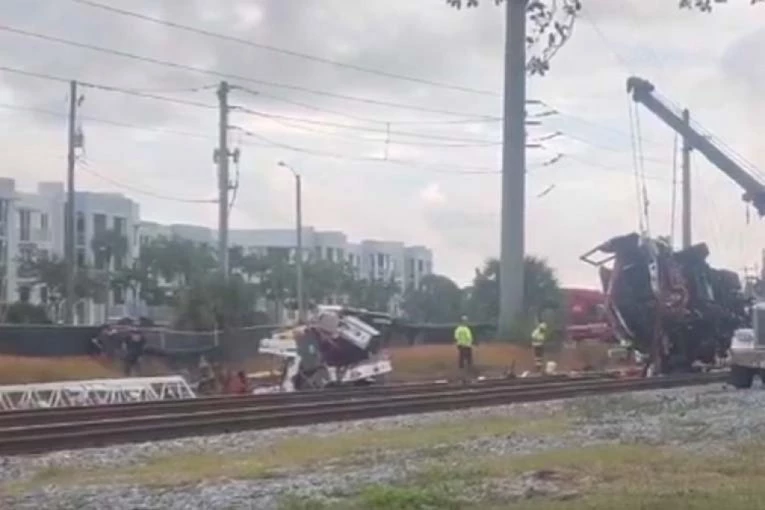 STRAVIČAN SUDAR NA ŠINAMA: Voz odneo kamion, poginuo muškarac! U vagonima povređena 21 osoba, OPŠTI HAOS! (VIDEO)