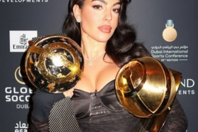 Atraktivna crnka je ukrala šou u Dubaiju