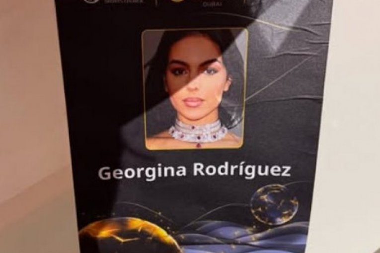 Atraktivna crnka je ukrala šou u Dubaiju