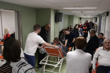 MUŠKARAC PRIMLJEN BEZ SVESTI! U toku dijagnostika teško povređenog čoveka koga je u Železniku pregazio njegov kombi!