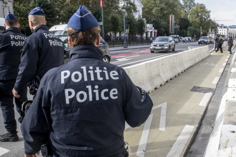 NAPADAČ U ŠKOLI IZVRŠIO SAMOUBISTVO? Policija opkolila zgradu, petoro ranjeno (VIDEO)