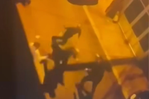 UŽASAVAJUĆI SNIMAK PREMLAĆIVANJA ČOVEKA U NOVOM PAZARU! Bije ga cela grupa, dok on ne može ni na noge da stane! (UZNEMIRUJUĆI VIDEO)
