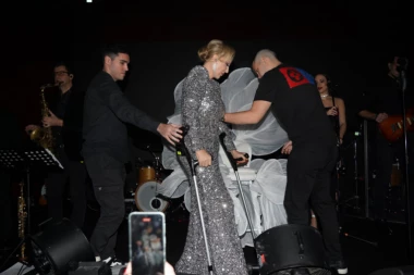 LEPU BRENU U KOLICIMA DOVEZLI U SAVA CENTAR: Pevačica na štakama izašla na binu (GALERIJA)