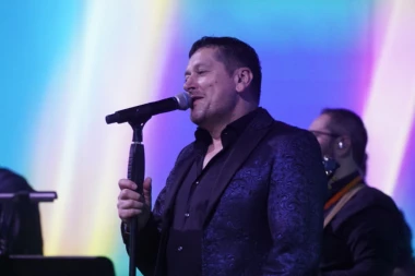 HITNO PREKINUT NASTUP ACA PEJOVIĆA! Iz publike se začuo VRISAK! Pevač dobio informaciju koja ga je zaledila