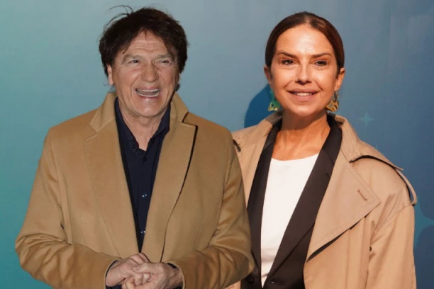 FOTOGRAFIJA ZDRAVKA ČOLIĆA OBIŠLA INTERNET: Završio nastup, pa otišao u provod sa popularnom glumicom!