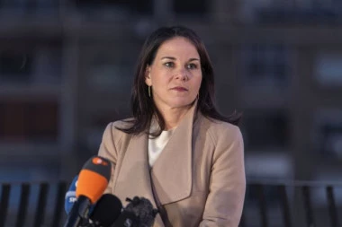 BAHATO! Šolcova ministarka trošila 250 evra dnevno na šminku, a on Nemcima pričao bajke o krizi