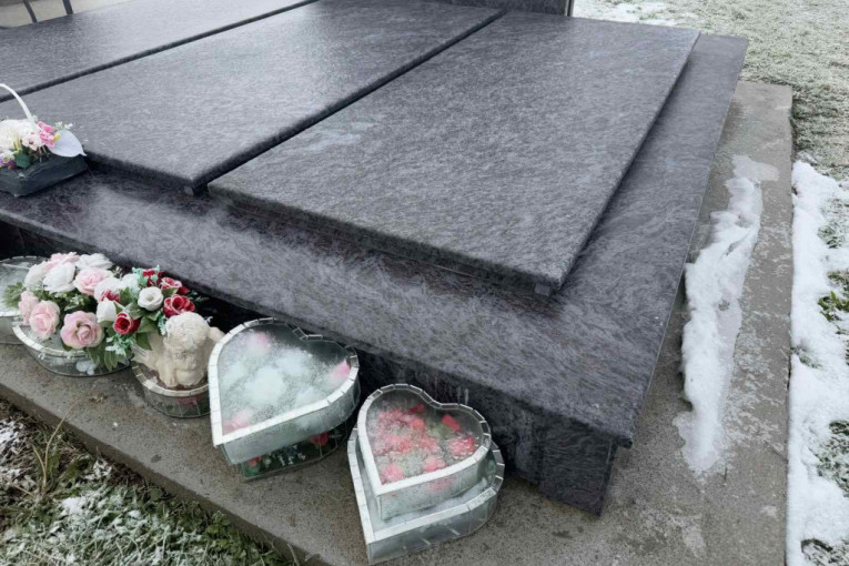 Grob Andrijane Lazić