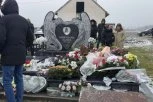 OTAC NAŠE PEVAČICE NA ĆERKINOM GROBU SE RASUO U KOMADE: Region u suzama zbog TRAGEDIJA koja je zadesila porodicu! (FOTO)
