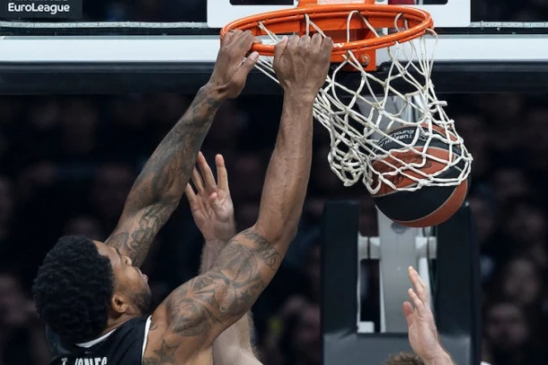 TAJRIK DŽONS JE VEČERAS POČUPAO OBRUČE U LIONU: Posle ovog MONSTRUOZNOG zakucavanja sve je eksplodiralo (VIDEO)