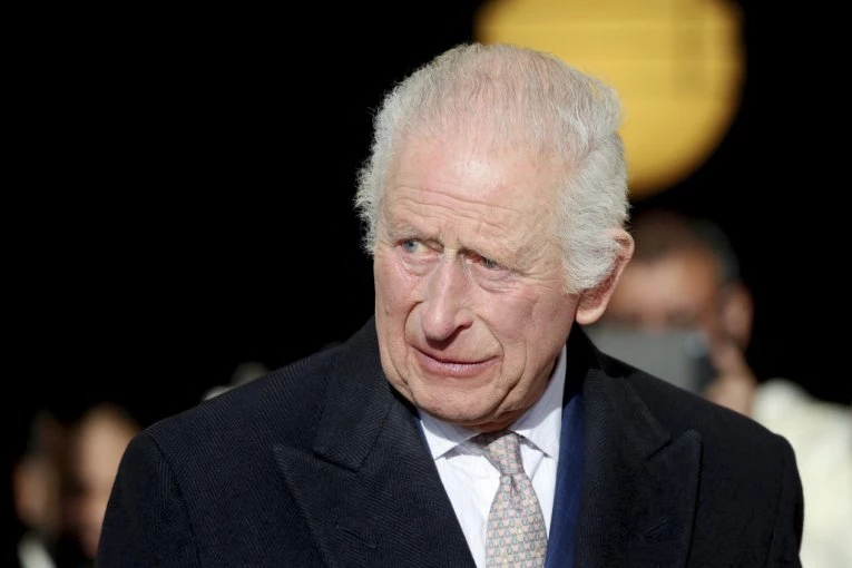 KRALJ POD PRITISKOM JAVNOSTI! Čarls OPET PROZVAN zbog Endrua i njegove veze sa pedofilom Epstajnom!