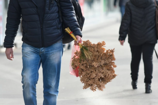 BADNJAK KAO NEKADA: Sneg zavejao Loznicu, kupovina pod pahuljama, a evo koliko koštaju najlepši aranžmani
