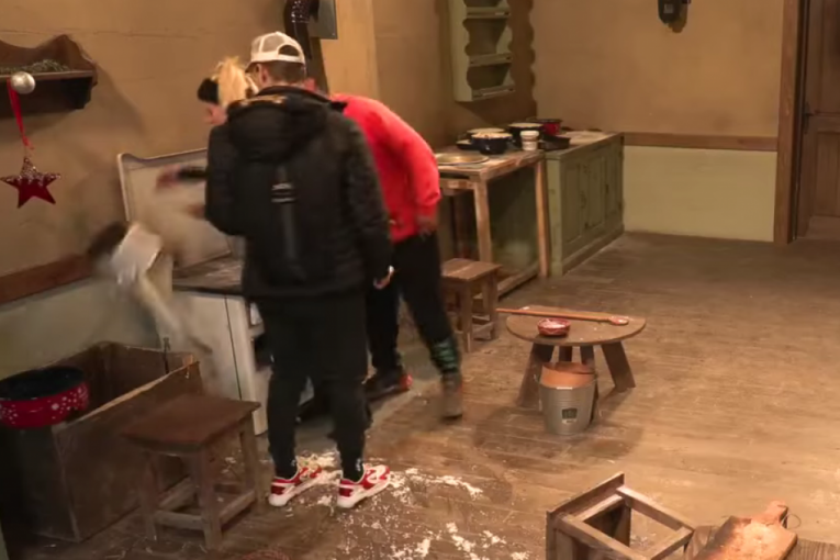 Peca prosipa sutlijaš, sukob sa Božom Džonsom Farma 8