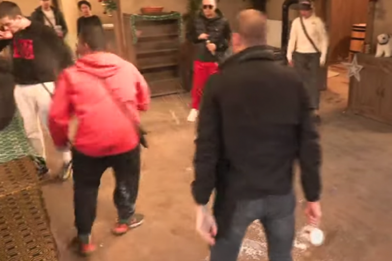 Peca prosipa sutlijaš, sukob sa Božom Džonsom Farma 8