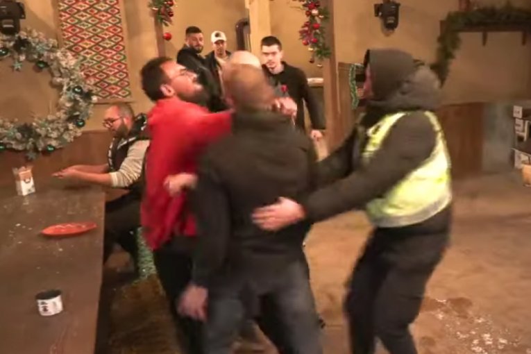 Peca prosipa sutlijaš, sukob sa Božom Džonsom Farma 8