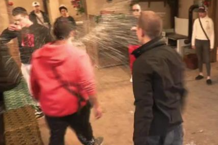 Peca prosipa sutlijaš, sukob sa Božom Džonsom Farma 8