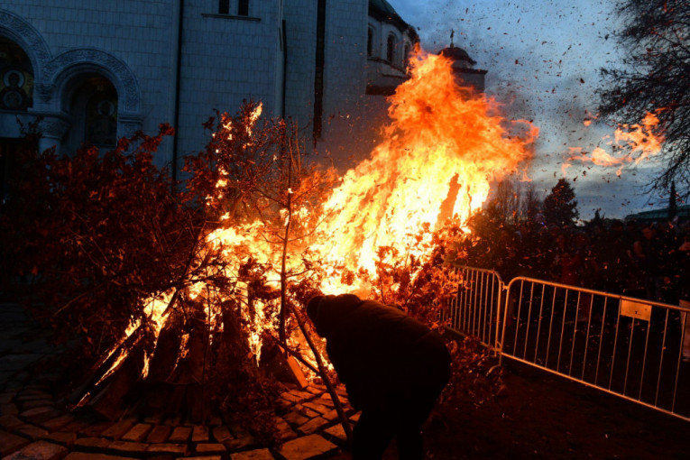Paljenje badnjaka ispred Hrama Svetog Save