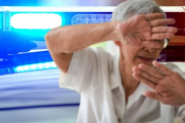 SIN ŠUTIRAO MAJKU, PA JE VUKAO KROZ STAN! Užasno porodično nasilje u Beogradu, žena ima povrede glave! NASILNIK ZANEMEO KOD TUŽIOCA!