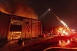 Požari haraju Kalifornijom, vatra zahvatila kuće: Evakuacije u više oblasti, desetine hiljada ljudi bez struje