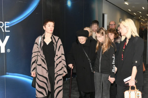 KAKO ĆU DALJE BEZ MOG MILORADA? Milinkovićeva majka stigla na komemoraciju, odzvanjaju jecaji (VIDEO)