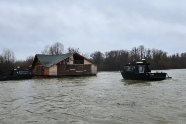 Otkačen splav na Savi