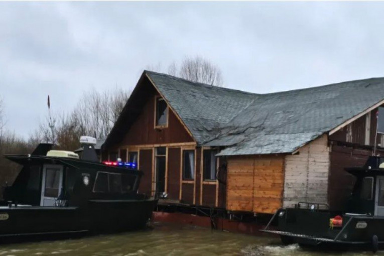 Otkačen splav na Savi