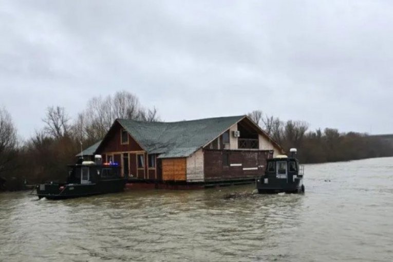 Otkačen splav na Savi