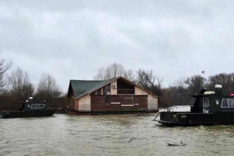 Otkačen splav na Savi