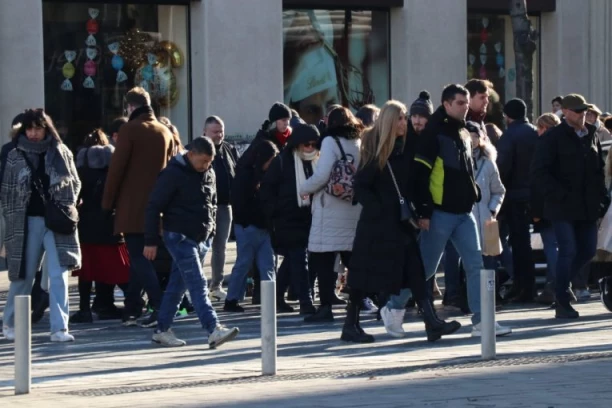 PARE PADALE SA NEBA U KNEZ MIHAILOVOJ ULICI! Ljudi kao pomahnitali, trčali, skupljali gomilu novca! (VIDEO)