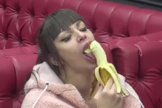 MILJANA SIMULIRALA SNIMAK ANĐELE ĐURIČIĆ S BANANOM: Nakon BEKSTVA se vratila u "Elitu", pa se zaigrala voćkicom!