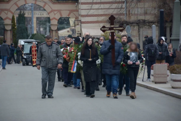 ĆERKA LJUBILA TATINU SLIKU I GLEDALA U NEBO! Prijatelja ispratio i predsednik Vučić! ČITAJTE U SRPSKOM TELEGRAFU