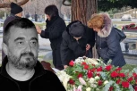 MAJKA MILORADA MILINKOVIĆA SE NE ODVAJA OD SANDUKA! Ono što je uradila na grobu pokojnog sina će vas NAJEŽITI DO KOSTIJU! (VIDEO)