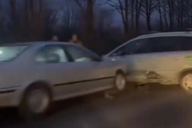 BRUTALAN SUDAR U ZEMUNU: Saobraćaj se odvija samo u jednoj traci (VIDEO)