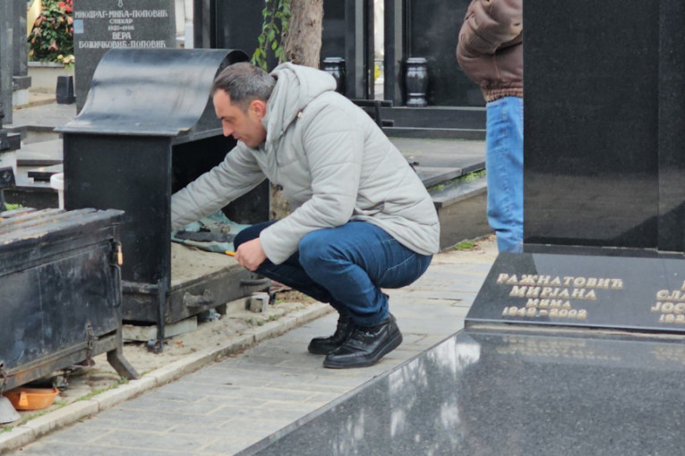 Aleksandar Mandić na Arkanovom grobu