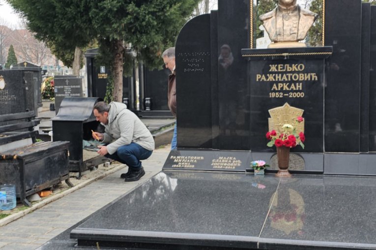 Aleksandar Mandić na Arkanovom grobu