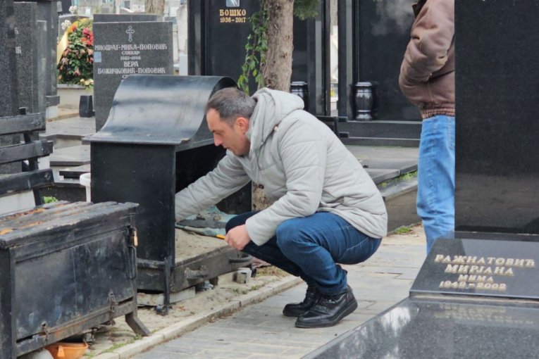 Aleksandar Mandić na Arkanovom grobu