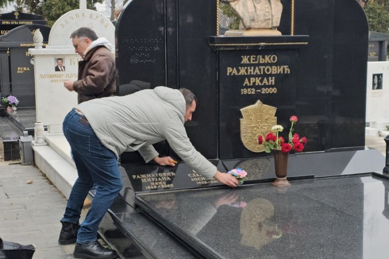 Aleksandar Mandić na Arkanovom grobu